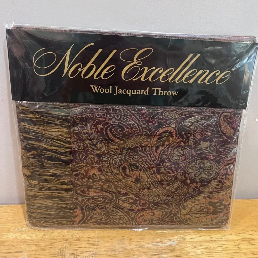 Noble Excellence Wool Jacquard Throw Blanket Paisley Burgundy Gold Fringe 50x50